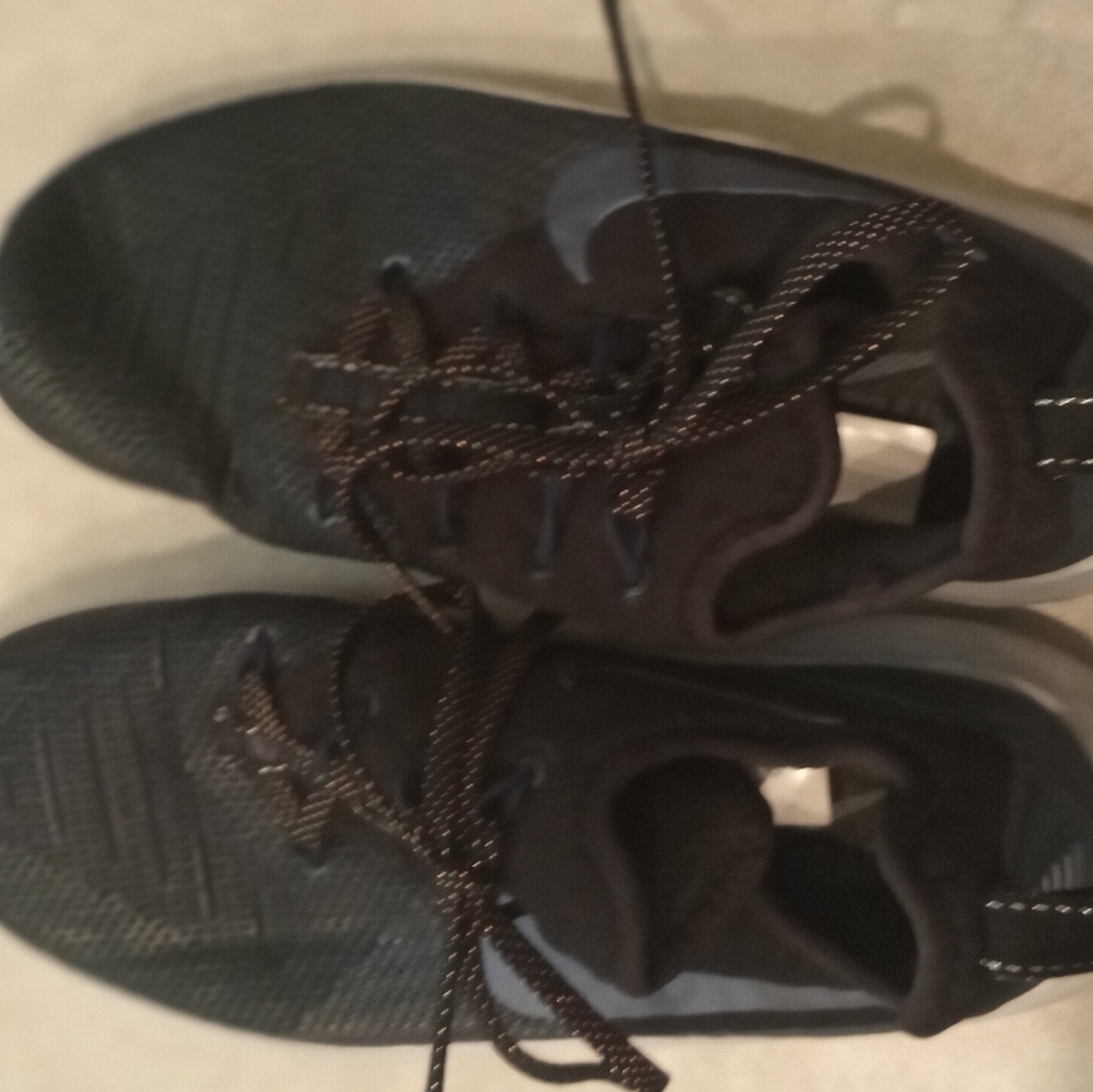 Navy blue Nike tennis shoes